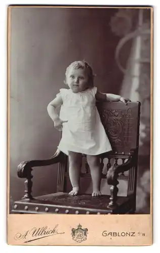 Fotografie A. Ullrich, Gablonz a /N., Portrait kleines Mädchen im weissen Kleid