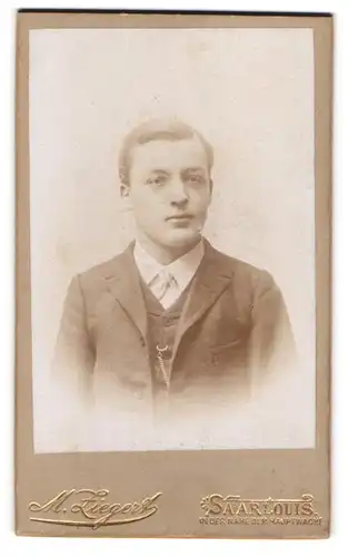Fotografie M. Ziegert, Saarlouis, Portrait junger Herr im Anzug mit Fliege