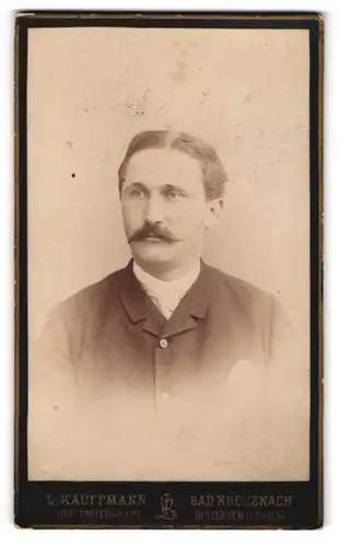 Fotografie L. Kauffmann, Bad Kreuznach, Portrait bürgerlicher Herr mit Moustache