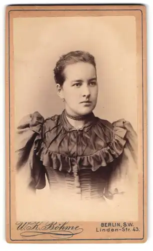 Fotografie W. K. Böhme, Berlin-SW, Linden-Strasse 43, Portrait junge Dame im Kleid mit Halskette