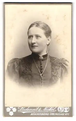 Fotografie Ludeneit & Nickel, Königsberg i /Pr., Passage 1, Portrait junge Dame mit zurückgebundenem Haar