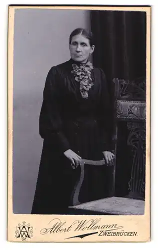 Fotografie Albert Wollmann, Zweibrücken, Lammstrasse 12, Portrait ältere Dame in hübscher Kleidung