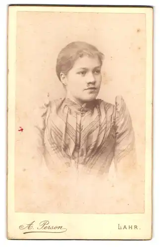 Fotografie A. Person, Lahr i /B., Luisenstrasse, Portrait junge Dame im modischen Kleid