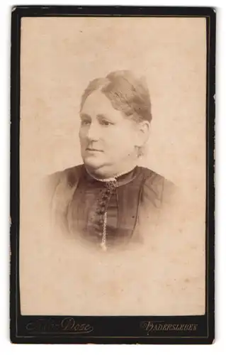 Fotografie Albr. Dose, Hadersleben, Bischoffsstrasse, Portrait bürgerliche Dame mit hochgestecktem Haar