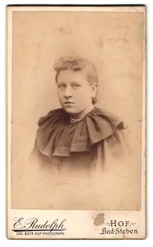 Fotografie E. Rudolph, Hof, Marien-Strasse 69, Portrait junge Dame im Kleid
