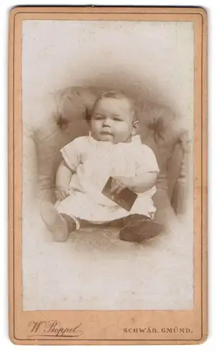 Fotografie W. Boppel, Schwäb. Gmünd, Portrait süsses Kleinkind im weissen Hemd