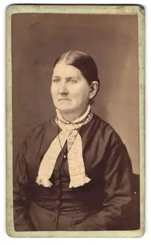 Fotografie S. H. Cross, Edwardsville, Illinois, Portrait ältere Dame in hübscher Kleidung