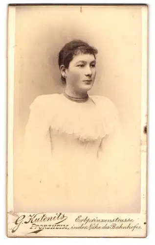 Fotografie G. Kutenits, Pforzheim, Erbprinzenstrasse, Portrait junge Dame im Kleid mit Halskette
