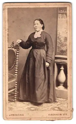 Fotografie J. Prinzing, Kirchheim u /T., Portrait junge Dame im Kleid