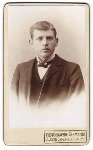 Fotografie Atelier Germania, Augsburg, Bahnhofstrasse 12 1 /2, Portrait junger Herr im Anzug mit Fliege