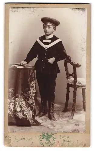 Fotografie C. Baumann, Biberach a. R., Portrait Junge im Matrosenanzug mit Schirmmütze