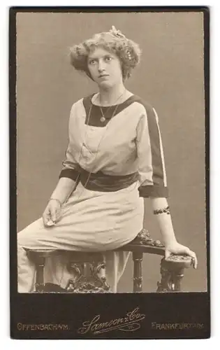 Fotografie Samson & Co., Frankfurt a /M., Zeil 100, Portrait junge Dame im modischen Kleid