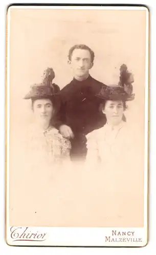 Fotografie Thiriot, Nancy, Portrait junger Herr mit zwei Damen in zeitgenössischer Kleidung