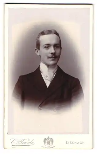 Fotografie C. Remde, Eisenach, Portrait eleganter Herr mit Oberlippenbart