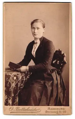 Fotografie O. Brettschneider, Magdeburg, Breiteweg 21-22, Portrait bürgerliche Dame mit Buch in der Hand