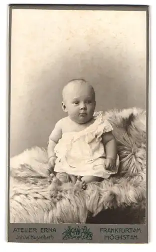 Fotografie Wilhelm Husenbeth, Frankfurt a. M., Kaiserstrasse 5 a, Portrait süsses Kleinkind im weissen Hemd