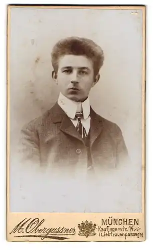Fotografie M. Obergassner, München, Kaufingerstrasse 14, Portrait junger Herr im Anzug mit Krawatte