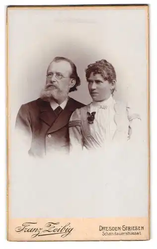 Fotografie Franz Zeibig, Dresden-Striesen, Schandauerstrasse 1, Portrait bürgerliches Paar in hübscher Kleidung