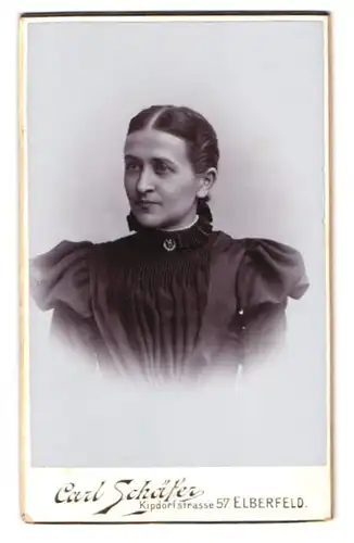 Fotografie Carl Schäfer, Elberfeld, Kipdorfstrasse 57, Portrait junge Dame im Kleid