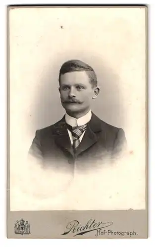 Fotografie Walther Richter, Elberfeld, Herzogstrasse 20, Portrait eleganter Herr mit Moustache