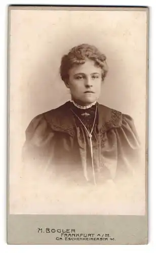 Fotografie H. Bogler, Frankfurt a /M., Gr. Eschenheimerstrasse 41, Portrait junge Dame im hübschen Kleid