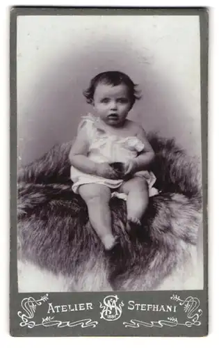Fotografie Max Stephani, Biedenkopf, Portrait süsses Kleinkind im weissen Hemd