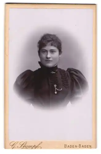 Fotografie G. Stumpf, Baden Baden, Lichtenthalerstrasse 53, Portrait junge Dame im Kleid mit Puffärmeln