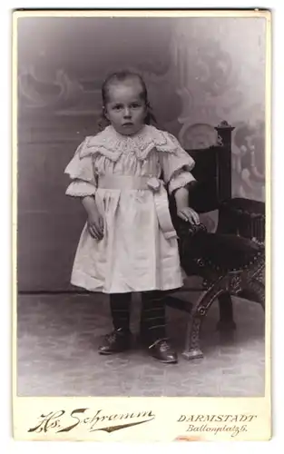 Fotografie Hans Schramm, Darmstadt, Ballonplatz 6, Portrait kleines Mädchen im hübschen Kleid