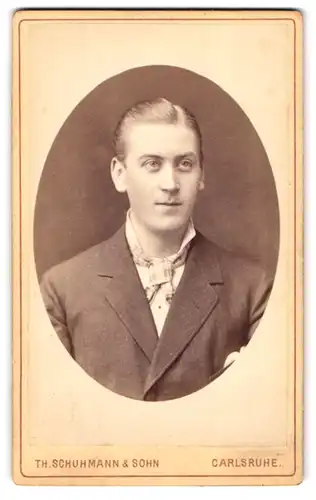 Fotografie Th. Schuhmann & Sohn, Carlsruhe, Amalienstrasse 57, Brustportrait junger Herr im Anzug mit Krawatte