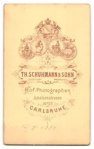 Fotografie Th. Schuhmann & Sohn, Carlsruhe, Amalienstrasse 57, Brustportrait junger Herr im Anzug mit Krawatte