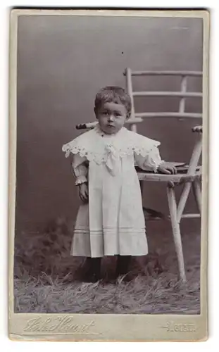 Fotografie Joh. Haupt, Iglau, Tiefegasse 11, Portrait kleines Mädchen im weissen Kleid