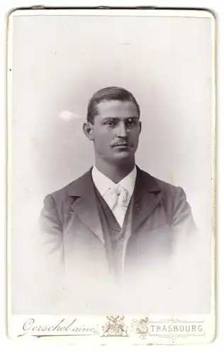 Fotografie Gerschel aîné, Strassburg, Nussbaumgasse, Portrait stattlicher Herr im Anzug mit Fliege