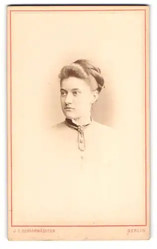 Fotografie J. C. Schaarwächter, Berlin, Friedrich-Strasse 190, Portrait junge Dame mit Hochsteckfrisur