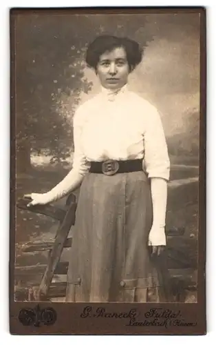 Fotografie G. Reinecke, Fulda /Hessen, Portrait junge Dame in weisser Bluse und Rock