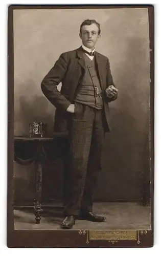 Fotografie Julian Blanckmeister, Nürnberg, Äussere Laufergasse 11, Portrait junger Herr im Anzug mit Zigarre