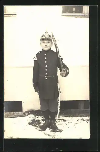 Foto-AK Kleiner Soldat in Uniform mit Pickelhaube, Kinder Kriegspropaganda