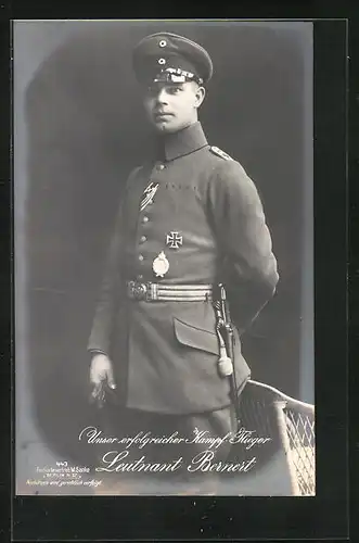 Foto-AK Sanke Nr. 443: Kampfflieger Leutnant Bernert in Uniform