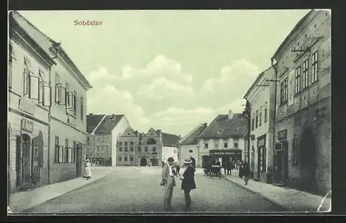 AK Sobeslav, Strassenpartie mit Gebäudeansicht