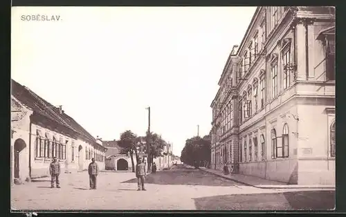 AK Sobeslav, Strassenpartie mit Gebäudeansicht