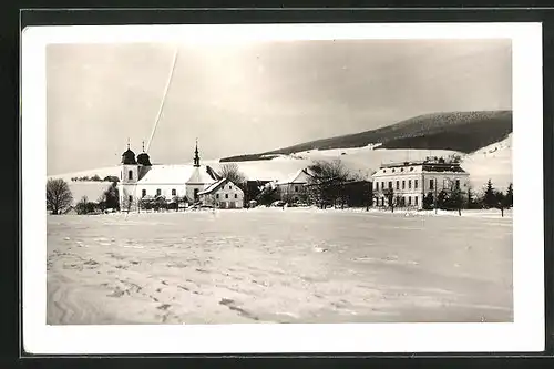 AK Destne v Orlickych horach, Ortspartie mit Kirche im Schnee