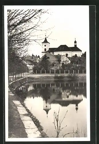 AK Hochwesseln, Blick zur Kirche vom Teich aus