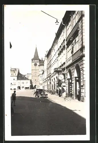 AK Jitschin / Gitschin / Jicin, Strassenpartie mit Hotel, Geschäften und Torturm