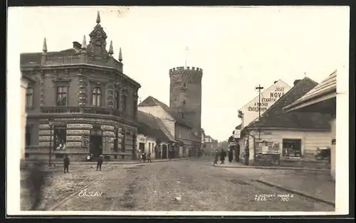 AK Tschaslau / Caslav, Obchodni Dum Karel Neuman, Strassenpartie mit Turm