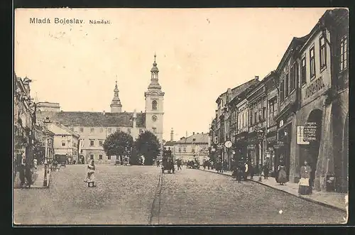 AK Jung Bunzlau / Mlada Boleslav, Námesti, Blick auf den belebten Stadtplatz