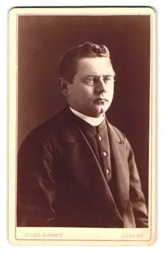 Fotografie Jules Bonnet, Luzern, Züricherstr. 50, Portrait Pfarrer Alois Beitslin im Talar mit Brille