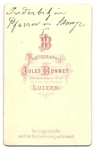 Fotografie Jules Bonnet, Luzern, Portrait Pfarrer Inderbitz im Anzug mit Collar