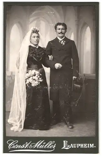 Fotografie Const. Müller, Laupheim, Paar im schwarzen Hochzeitskleid und Anzug mit Zylinder, Kaiser Wilhelm Bart