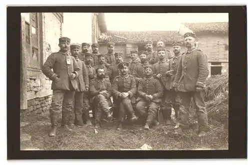 Fotografie unbekannter Fotograf und Ort, Unteroffiziere in Uniform mit Ordenspangen und Taschenlampen