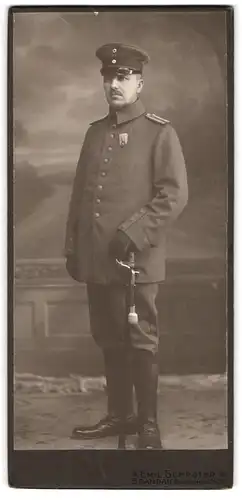 Fotografie Emil Schröter, Spandau, Potsdamerstr. 31 /32, Portrait Soldat in Uniform mit Orden und Säbel samt Portepee