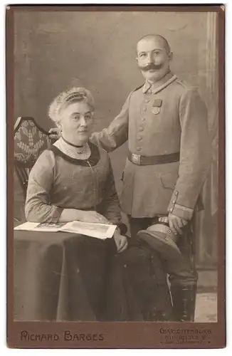 Fotografie Richard Barges, Charlottenburg, Kirchplatz 9, Uffz. in Feldgrau Uniform mit Orden und Kaiser Wilhelm Bart